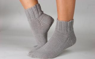 Ажурные носки спицами: схемы